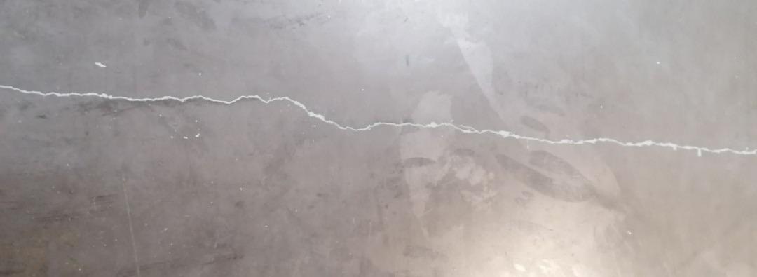 Réaliser des opérations d’entretien et de contrôle sur dalle béton industrielle.