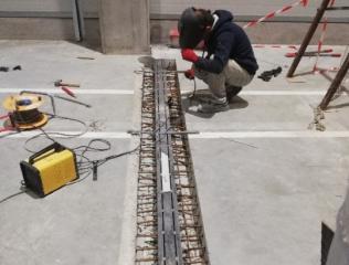 joint de dilatation (ou joint de mouvement) sol béton industriel