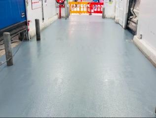 application d'un traitement pour sol glissant