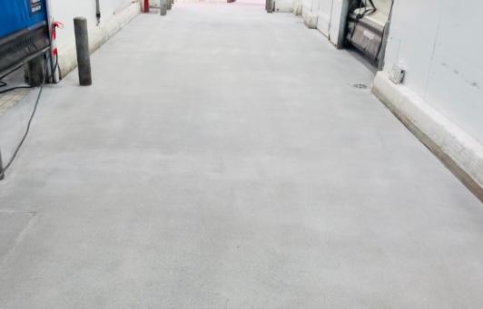 application d'un traitement pour sol glissant